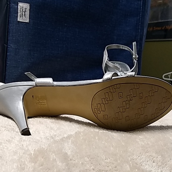 Bandolino heels with shell accents - Picture 3 of 3